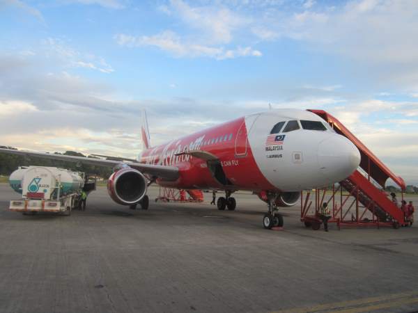 Letadlo letecké společnosti Air Asia na letišti v Thajsku