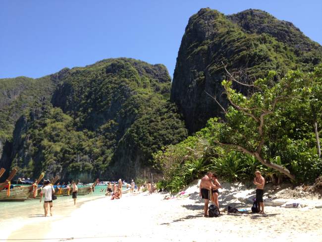 Pláž plná turistů na ostrově Phi Phi