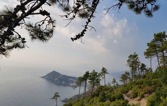 Cesta-u-pobřeží-Sestri-Levante-s-výhledem-na-moře