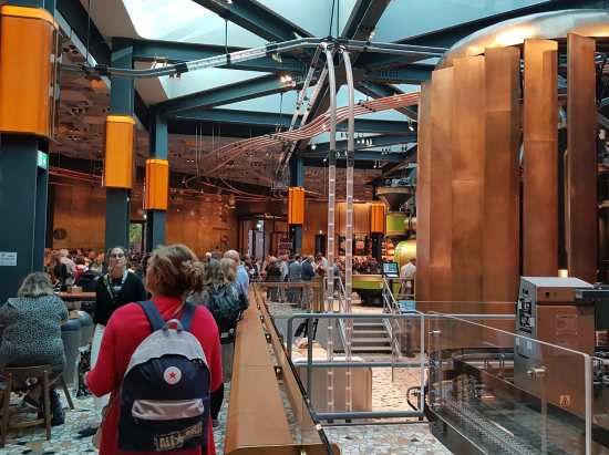 Jeden-z-hlavních-starbucksů-v-Itálii