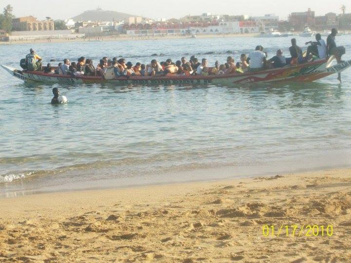 Loď u pobřeží v Senegalu