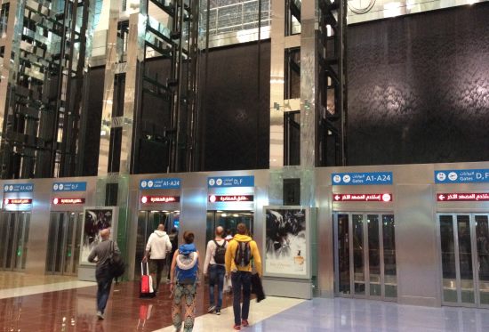 Přestupovaní-výtahy-při-přistání-v-Dubaji